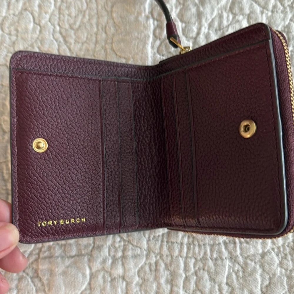 TORY BURCH McGraw Bucket Bag and matching McGraw Bi-Fold Wallet, burgundy/maroon - Picture 8 of 10